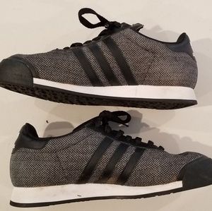Adidas casual men's shoes. Size 9.5.